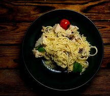 Паста с курицей и грибами