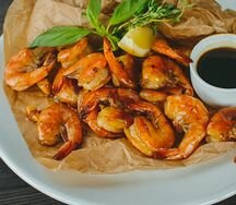 Креветки жареные в панцире с чесноком