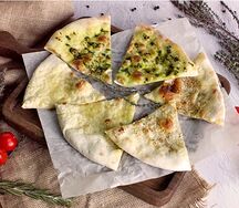 Фокачча с кунжутом и чесноком