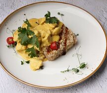 Филе цыпленка в соусе желтый карри с рисом