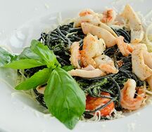 Черные спагетти с морепродуктами