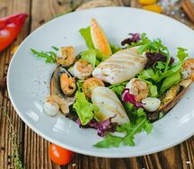 Теплый салат с морепродуктами