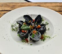 Равиоли черные с креветкой