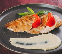 Куриная грудка в сливочном соусе с помидорами