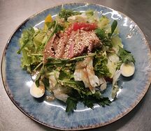 Салат с розовым тунцом магуро