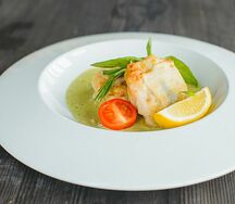 Рубленый судак с креветками в соусе сливочном Песто