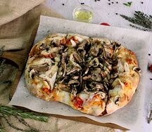 Римская пицца с курицей и грибами