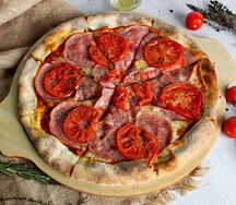 Пицца с ветчиной и помидорами