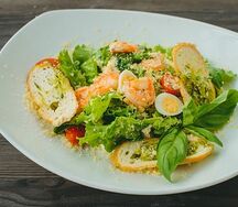 Салат Цезарь с креветками