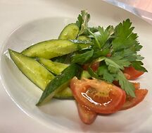 Помидоры и огурцы в соусе песто