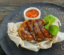 Стейк из cвинoй шеи на гриле