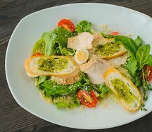 Салат Цезарь с курицей