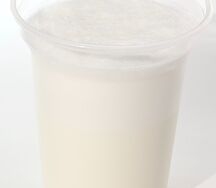 Молочный коктейль с натуральным бананом и арахисом