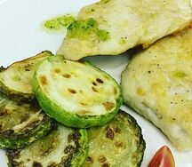 Жареный судак с зеленым соусом