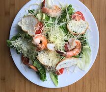 Салат Цезарь с креветками