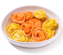 Пельмени с курицей и сыром (с бульоном)