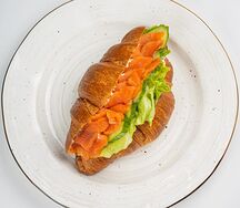 Круассан с лососем