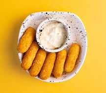 Сырные палочки с чесночным соусом