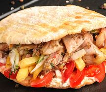 Шаурма по-кавказски в лепешке с курицей