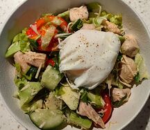 Азиатский цезарь с курицей