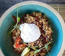 Тяхан с цыпленком, рисом и яйцом пашот