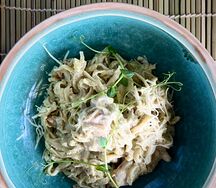 Удон с куриным филе и соусом песто