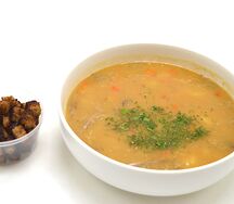 Суп гороховый с мясом, зеленью и ржаными гренками