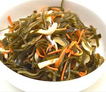 Кальмар с морской капустой