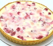 Пирог заливной с клубникой