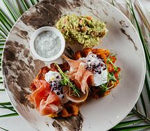 Картофельная вафля с беконом и пашот