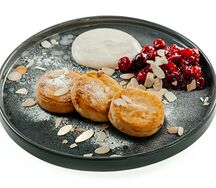 Сырники с кокосовым кремом и вишневым конфи