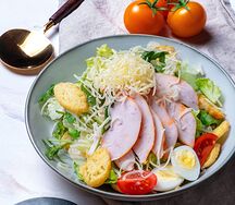Салат Цезарь с курицей
