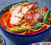 Лапша яичная с курицей и овощами