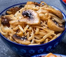 Лапша пшеничная удон с грибами и луком