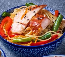 Лапша яичная с лососем и креветками