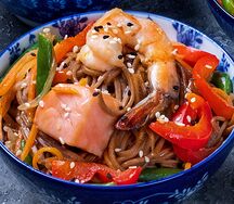 Лапша гречневая с курицей и овощами