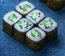 Классический ролл с огурцом и кунжутом