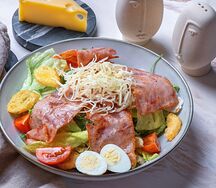 Салат Цезарь с беконом
