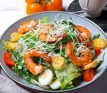 Салат Цезарь с креветкой