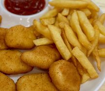 Картофель фри и наггетсы