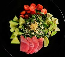 Салат с рукколой и тунцом