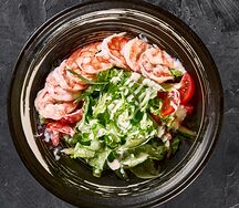 Салат с креветкой и латуком