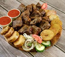 Шашлык говяжий, картофель и овощи на мангале