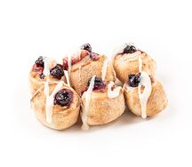 Рулетики с черной смородиной