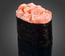 Гункан с лососем