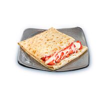 Блин с клубникой и сгущённым молоком