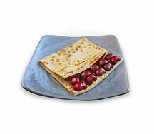 Блин с черешней