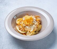 Пельмени с горбушей под сливочно-грибным соусом