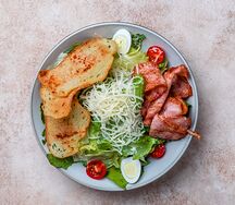 Цезарь с беконом из индейки
