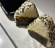 Онигири с крабом